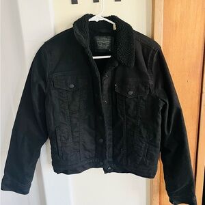 Black Sherpa lined Levi’s Jean jacket Size Small